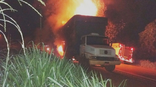 AÇAILÂNDIA - Caminhão pega fogo na BR-222, e motorista foge do local