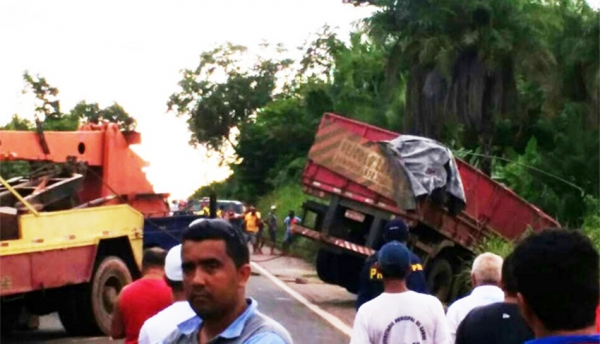 Carreta perde o controle e sai da pista na BR-010 