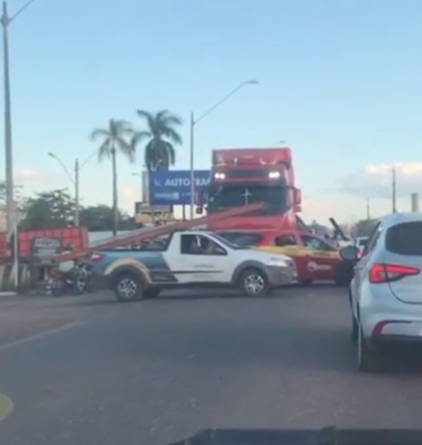 Acidente entre carro e caminhão deixa trânsito lento na BR-010
