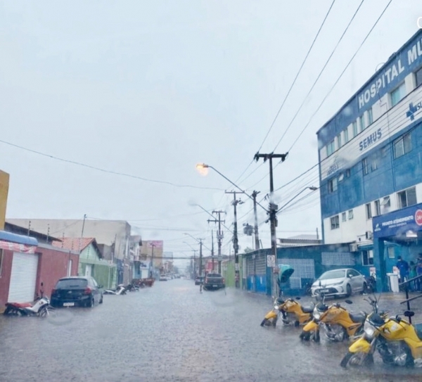 Chuva forte provoca alagamentos e deixa bairros ilhados em Imperatriz