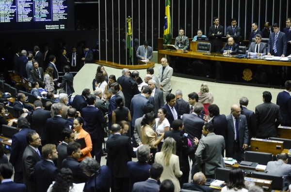 PEC que reduz número de deputados e senadores recebe apoio nas redes sociais