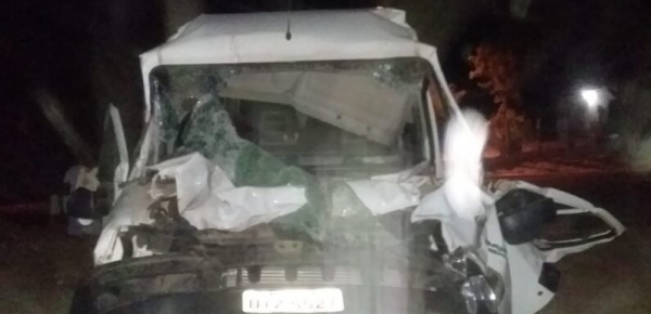 Van colide com caminhão na BR-222 e motorista fica preso nas ferragens