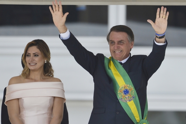 Bolsonaro assina decreto que fixa salário mínimo em R$ 998 em 2019