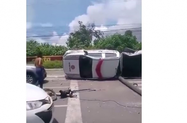 VÍDEO: VIATURA DA PM CAPOTA DURANTE PERSEGUIÇÃO POLICIAL