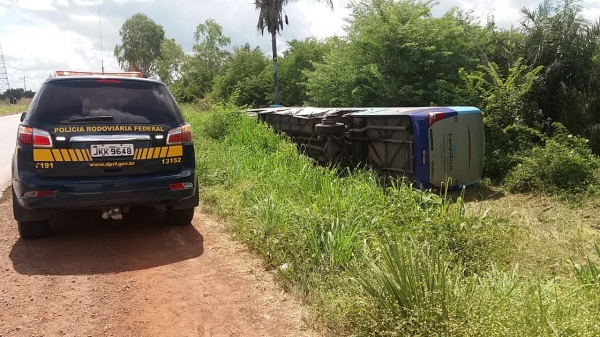 FIM DE SEMANA - Colisão entre ônibus e caminhão deixa 13 feridos na BR 135