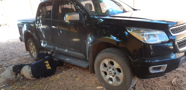 A casa caiu na BR-230: PRF apreende caminhonete originalmente branca que foi roubada e transitava pintada de preto