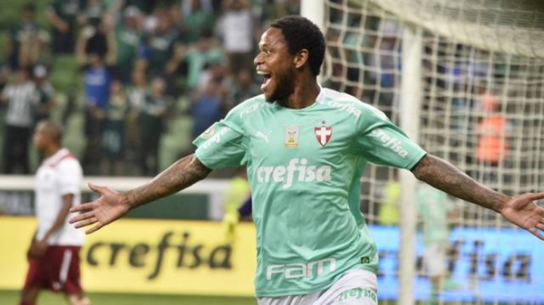 Pede música, Luiz Adriano! Com três do atacante, Palmeiras bate Fluminense e encosta nos líderes do Brasileirão