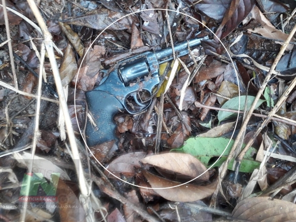 AÇAILÂNDIA  URGENTE – Polícia Militar encontra uma das armas usadas pelos bandidos ontem em ação na Vila São Francisco.
