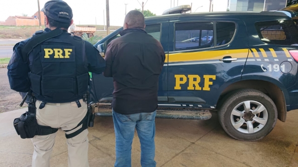 AÇAILÂNDIA URGENTE - Motociclista pega desvio para fugir da PRF, mas é preso transportando maconha