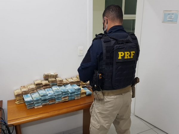 PRF apreende quase um milhão de reais em fundo falso de carro de luxo