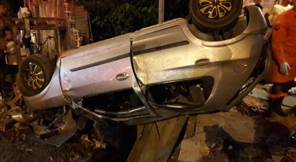 FIM DE SEMANA - Motorista de 17 anos capota carro, destrói muro e atropela homem em São Luís