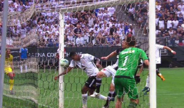 Gol de mão de Jô leva CBF a antecipar árbitro de vídeo no Campeonato Brasileiro