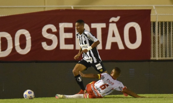 Apesar de derrota, Santos avança na Copa do Brasil