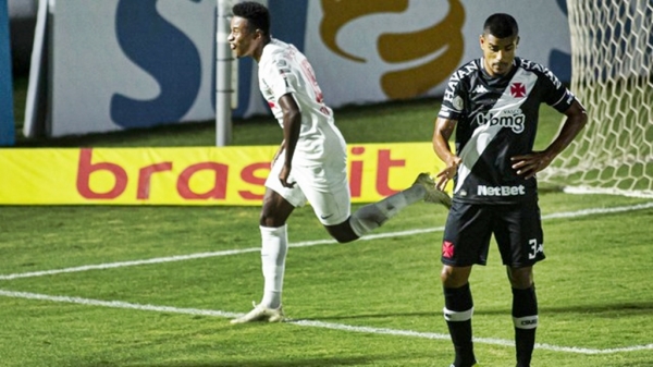 Claudinho comanda goleada do Bragantino por 4 a 1 sobre o Vasco