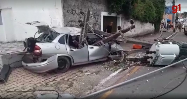 Carro derruba poste em acidente na Avenida das Cajazeiras em São Luís