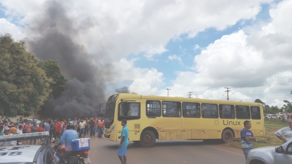 AÇAILÂNDIA - Taxistas interditam BR-222 contra o fim do “táxi-lotação”