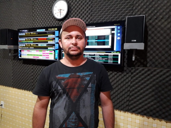 TUDO ESCLARECIDO - Homem é detido após confundir motocicleta em estacionamento com a sua.