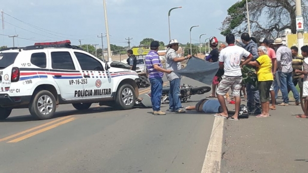 FIM DE SEMANA - Colisão entre viatura da PM e motocicleta deixa uma pessoa morta