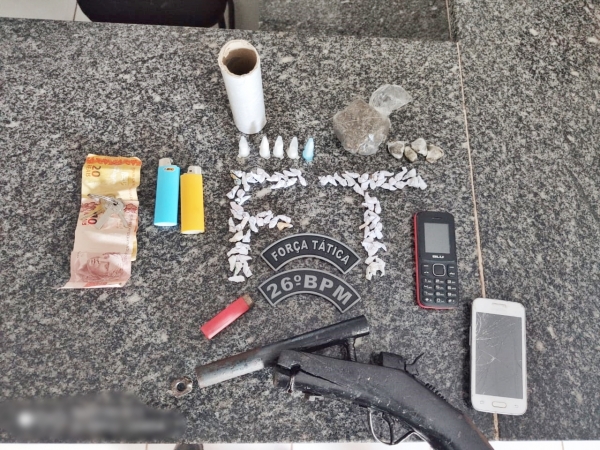 AÇAILÂNDIA – Polícia Militar prende dois homens com drogas na Vila Capeloza 