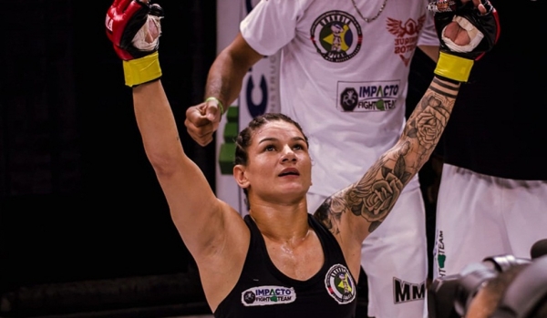 Monique Bastos vence luta em evento de MMA no Castelinho