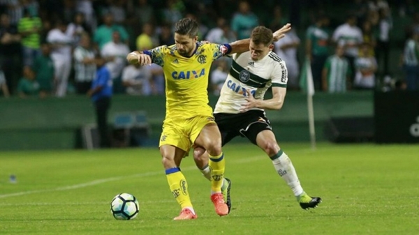 Com festa no Couto Pereira, Coxa bate o Fla e se afasta da zona da degola