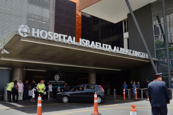 Três dias após cirurgia, Bolsonaro faz exercícios físicos no hospital