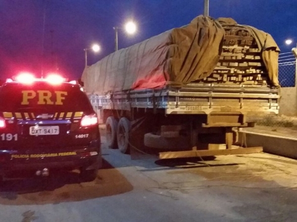 PRF apreende 17m³ de madeira ilegal na BR-010, em Imperatriz