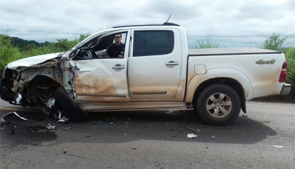 Descontrolada, caminhonete se choca com carreta na BR-010