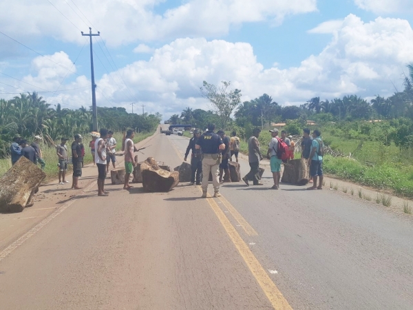 Protesto de indígenas bloqueia BR-316 em Santa Inês/MA