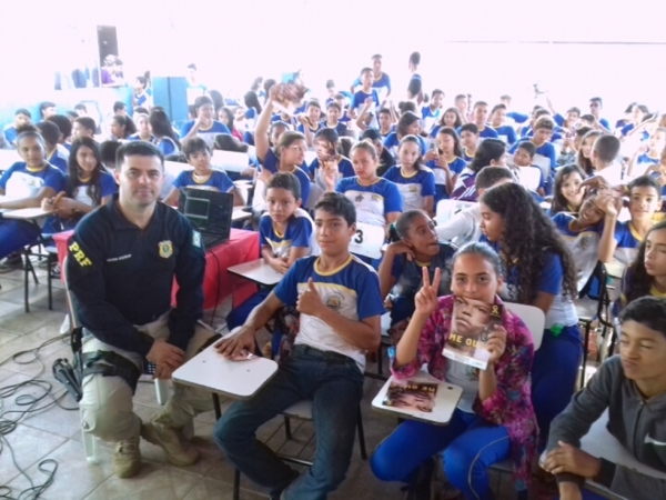 PRF realiza palestra sobre segurança no trânsito para 200 alunos da Escola Municipal Santa Rita, em Governador Edison Lobão/MA