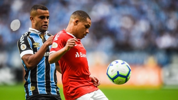 Grêmio faz um gol em cada tempo, vence Gre-Nal e se distancia do Inter