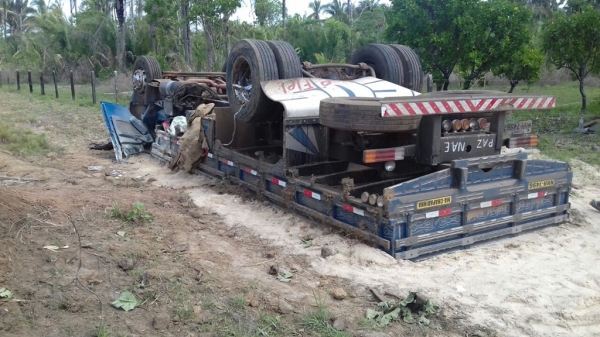 MA - Motorista perde o controle de caminhão e capota na BR-222