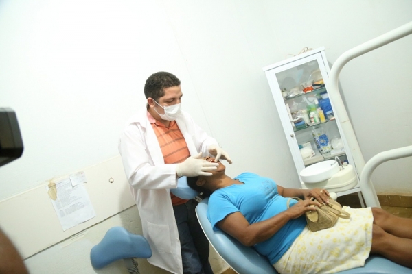 Idosos Recebem Prótese Dentária