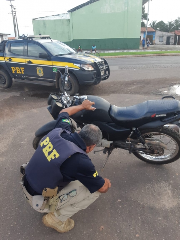 MARANHÃO - PRF apreende motocicleta na BR-316 em Araguanã/MA