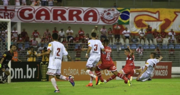 Em Alagoas, Moto Club e CRB ficam no empate pelo Nordestão