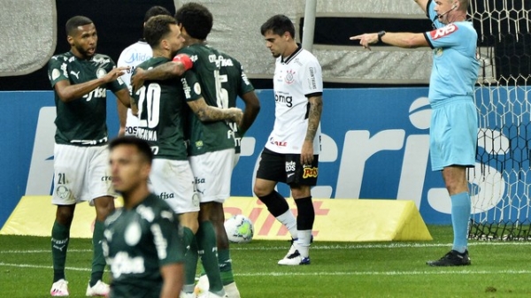 Palmeiras vence o rival Corinthians fora de casa e se aproxima dos líderes
