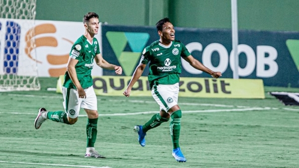 Goiás sustenta pressão, vence, segue vivo e complica Atlético-MG na luta pelo título