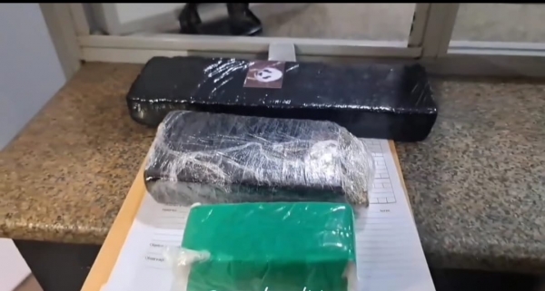 PASSAGEIRO É PRESO TRANSPORTANDO DROGA EM VAN NA BR-010