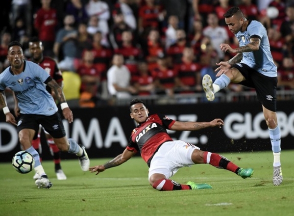 Luan marca, Grêmio tira invencibilidade do Flamengo na Ilha e volta à vice-liderança