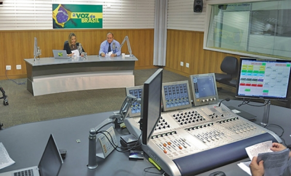 Deputados do DEM acusam A Voz do Brasil de fazer defesa de Dilma