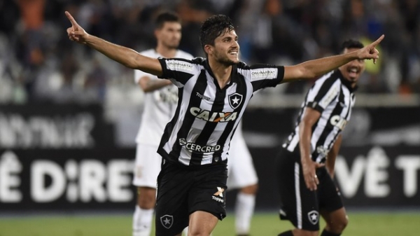 Botafogo vence Corinthians no Rio e espreme parte de cima da tabela do Brasileirão