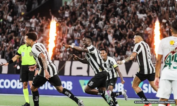 BOTAFOGO DERROTA FLUMINENSE E DORME NA LIDERANÇA DO BRASILEIRO