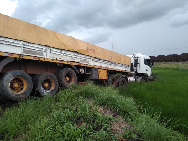Saída de pista deixa carreteiro ferido na BR 135