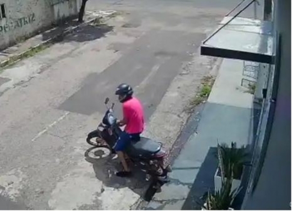 Homem furta moto estacionada no Centro de Imperatriz