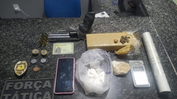 AÇAILÂNDIA - Polícia Militar prende mulher com arma de fogo e drogas na Vila Capeloza 