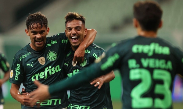 Com gol relâmpago, Palmeiras bate Grêmio e vira líder do Brasileiro