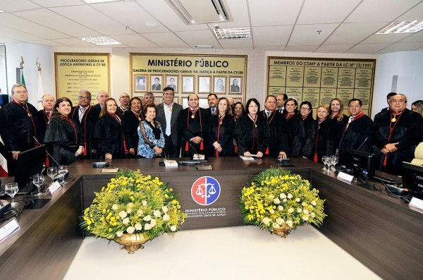 Flávio Dino recebe medalha do MP por combate à corrupção e respeito aos Poderes