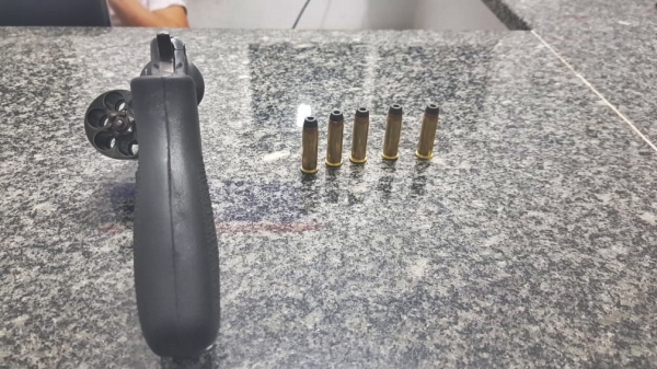 AÇAILÂNDIA – Polícia Militar prende homem com arma de fogo no centro da cidade.
