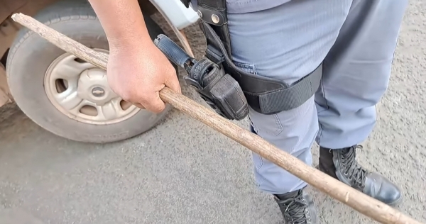 HOMEM DÁ PAULADAS EM OUTRO APÓS VÍTIMA CONTAR PARA A ESPOSA DELE SOBRE SUPOSTA TRAIÇÃO, EM IMPERATRIZ