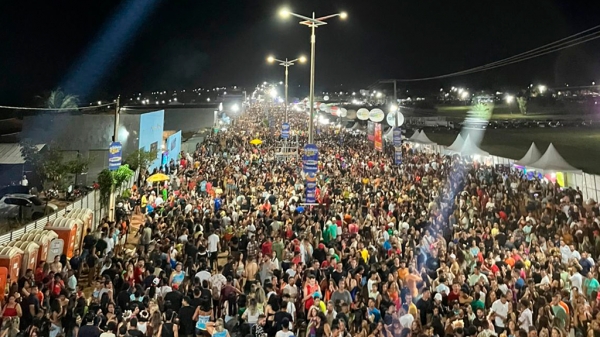  AÇAILÂNDIA FOLIA TEM NOITE DE ESTREIA COM RECORDE DE PÚBLICO E GRANDES ATRAÇÕES